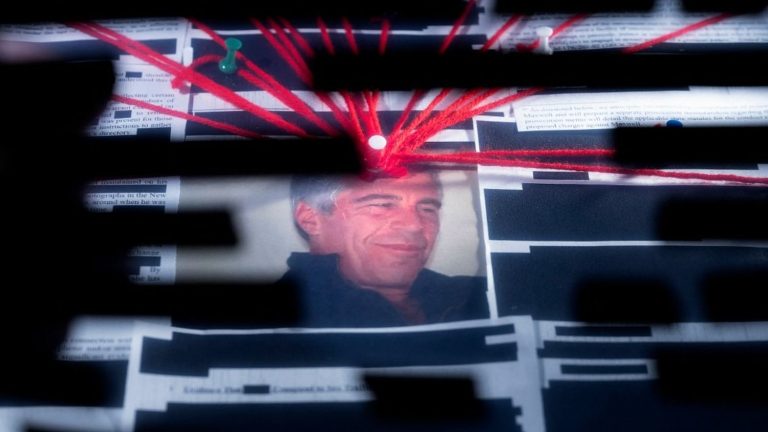 Théories du complot autour de l&rsquo;affaire Epstein : entre Pizzagate et adrénochrome, vrai ou faux ?