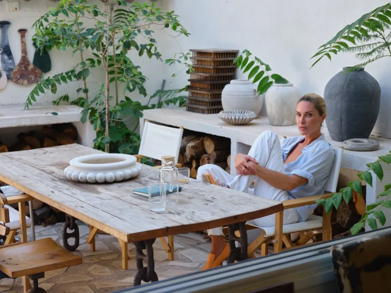 Erin Wasson : Une Évasion Méditerranéenne