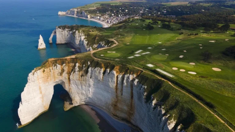 Étretat : Pourquoi défier la marée peut coûter 785 euros aux touristes imprudents