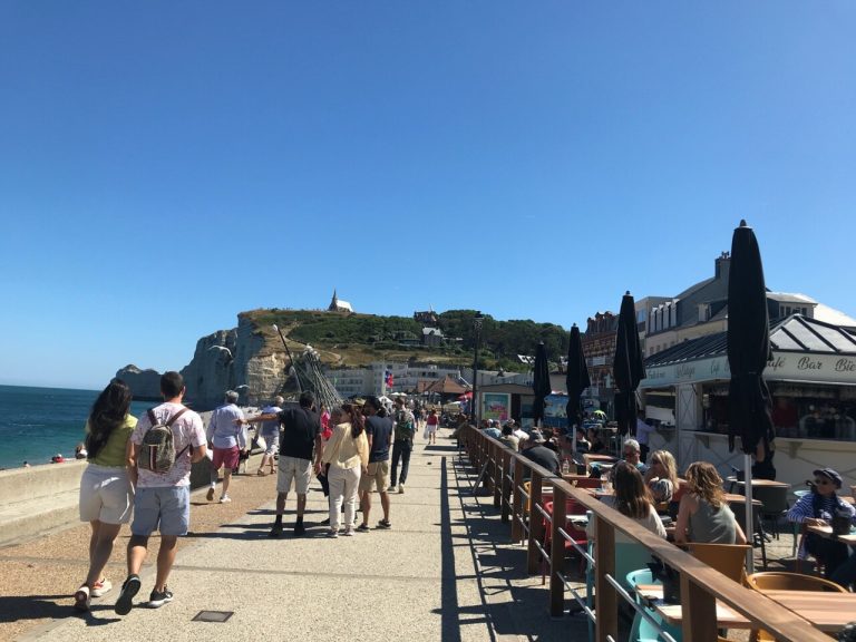 Près de 3,5 millions de touristes au Havre et Étretat en 2025 : analyse des origines des visiteurs.