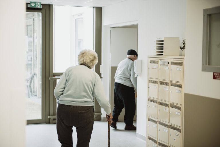 Vieillir : Une Chance ou un Fardeau ? Le Grand Mensonge de la Société