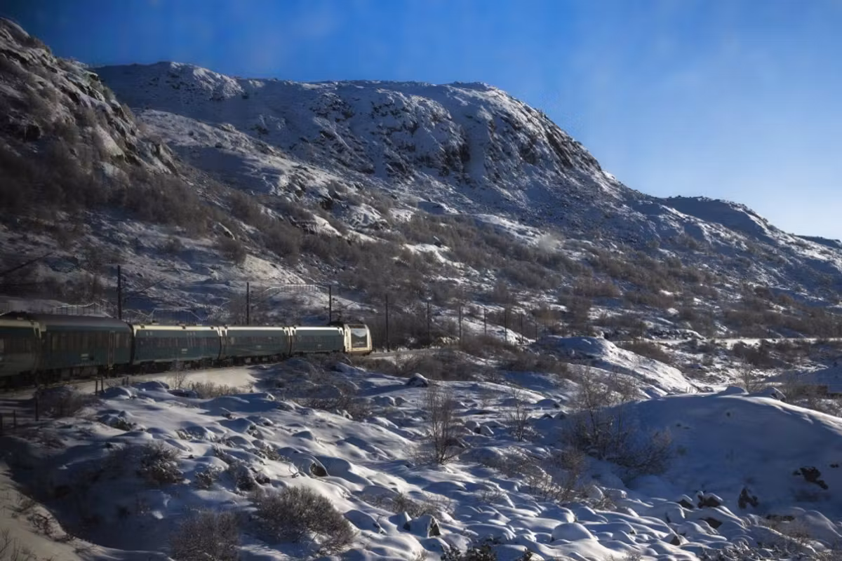 « Paris-Oslo, ça se fait très bien en train » : petit tour du monde des clichés du voyageur moderne