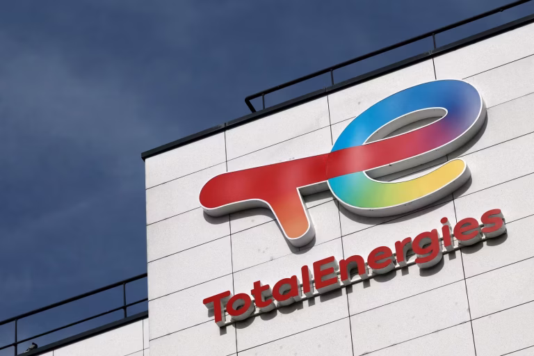 TotalEnergies : le gouvernement envisage une taxe sur les superprofits face aux critiques.