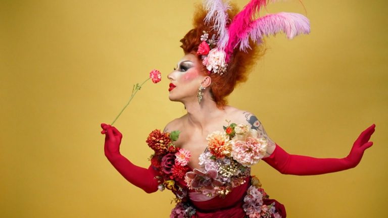 Le drag en France : une expression artistique contestée par des mouvements conservateurs.