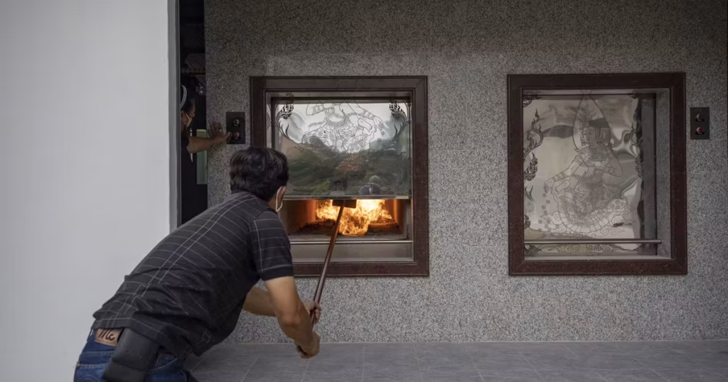 En Thaïlande, la crise énergétique empêche même les crémations : quand les dirigeants conservateurs échouent !