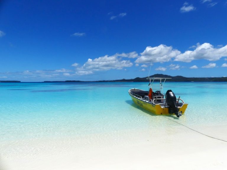 Nouvelle-Calédonie : Le paradis à vendre, ou juste une belle carte postale ?