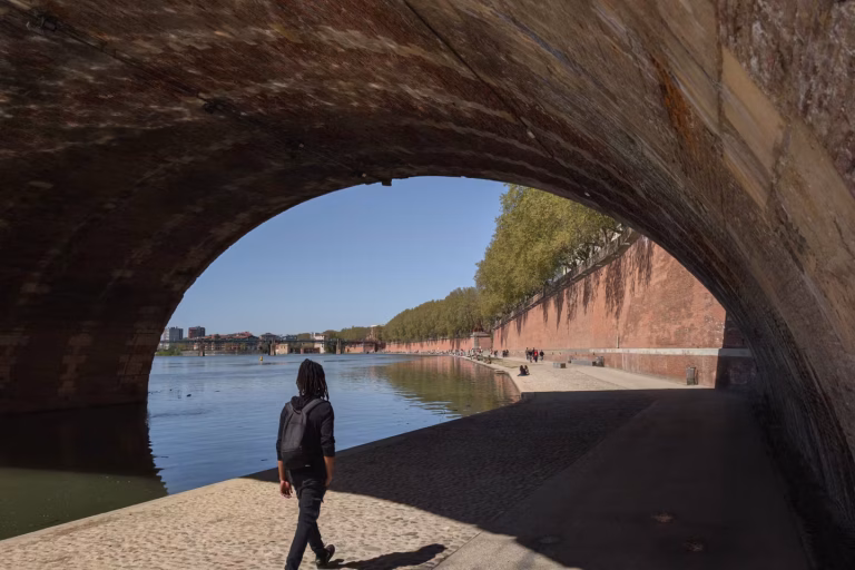 La France sous le soleil brûlant : un printemps de contradictions
