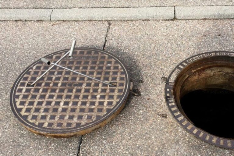 Quand la colère explose : un homme et une plaque d&rsquo;égout