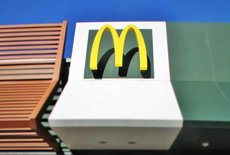 McDonald’s à Rue : Quand la restauration rapide devient un symbole de l’absurde