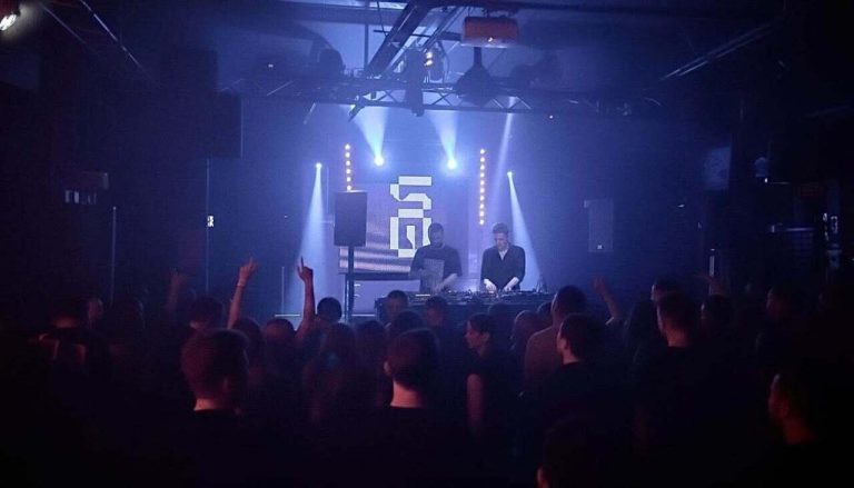 Soirée techno à Glos Angeles près de Lisieux pour marquer le début de la saison.