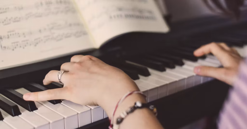 À Singapour, un poste de professeur de piano : quand les conservateurs rêvent d’un monde absurde !