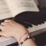 À Singapour, un poste de professeur de piano : quand les conservateurs rêvent d’un monde absurde !