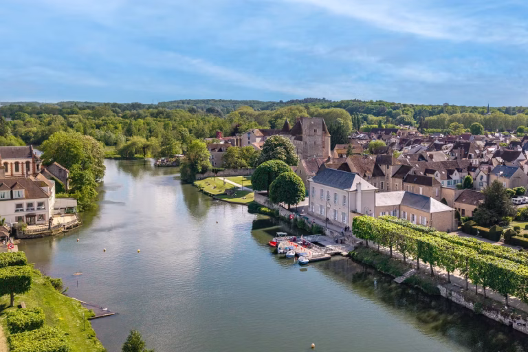 À Nemours, entre un château-musée et une « mer de sable » : quand les élus conservateurs font rire et pleurer !