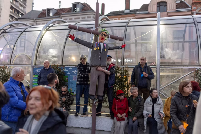 En Serbie, Vucic célèbre sa 'victoire' aux municipales entre violences et absurdités locales : un spectacle conservateur !