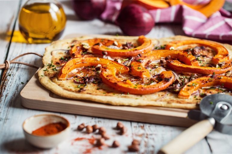 Flammekueche à la butternut : une revisite audacieuse de la tarte flambée traditionnelle