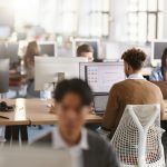 Réenchanter l’industrie : la durabilité comme moteur d’attractivité pour les jeunes - gettyimages 2202460714