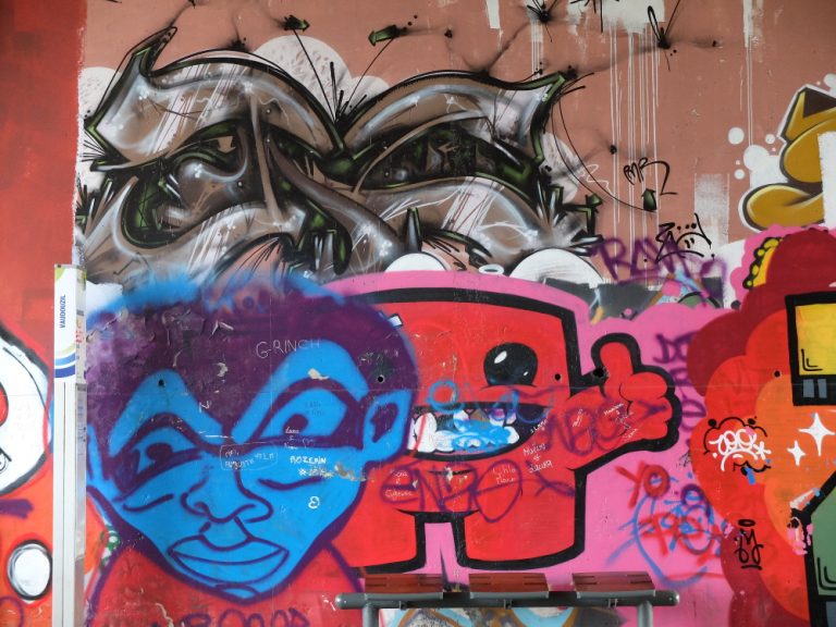 Quand l&rsquo;extrême droite se prend les pieds dans le tapis : la danse des bureaux