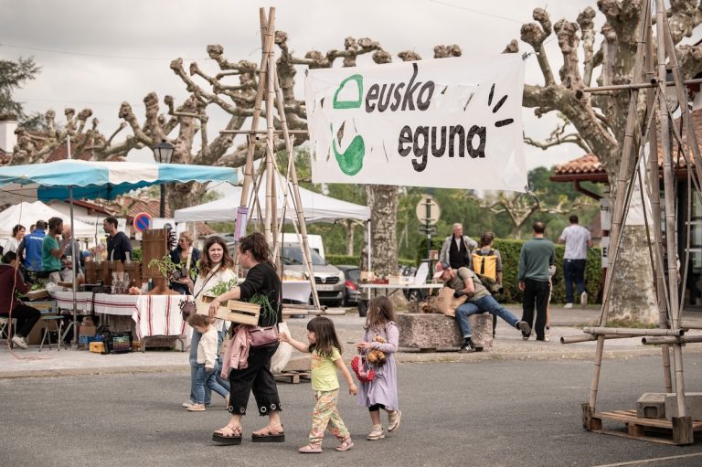 Le spectacle tragique d&rsquo;Eusko Eguna : entre folklore et cynisme