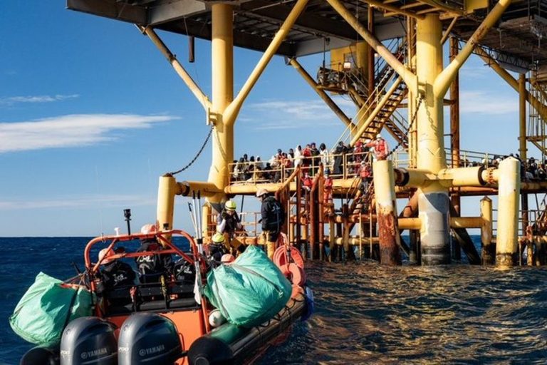 SOS Méditerranée sauve 116 personnes, dont femmes et bébés, sur une plateforme gazière en cyclone.