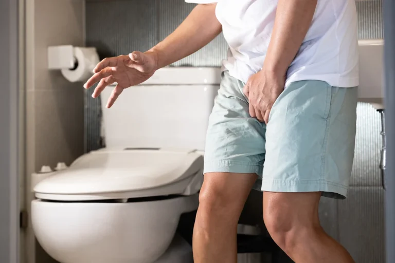 Se retenir d&rsquo;uriner trop souvent peut-il vraiment abîmer la vessie ou les reins sur le long terme ?
