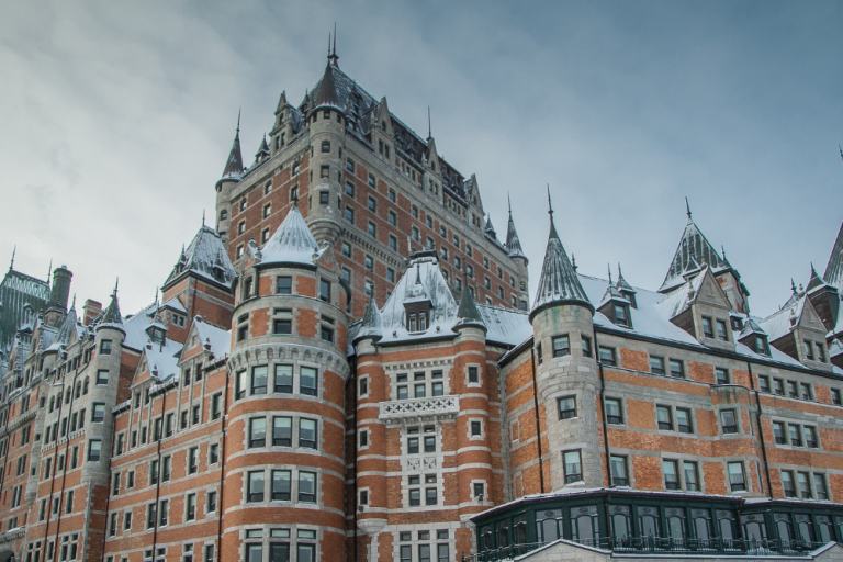 Quand la laïcité se heurte aux prières au bureau : les absurdités des maires RN au Québec !