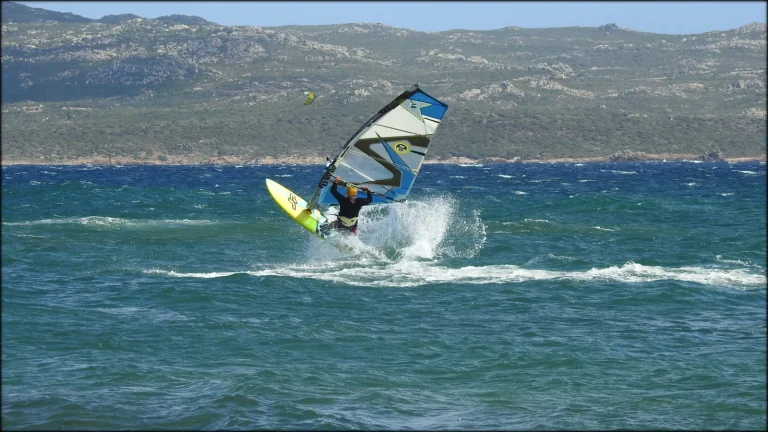 Windsurf : La Face Cachée de l&rsquo;Aerial sur Eau Plate