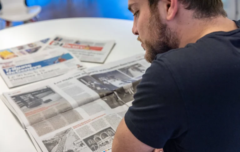 La Précarité des Journalistes : Un Phénomène Ancré dans l’Économie des Médias