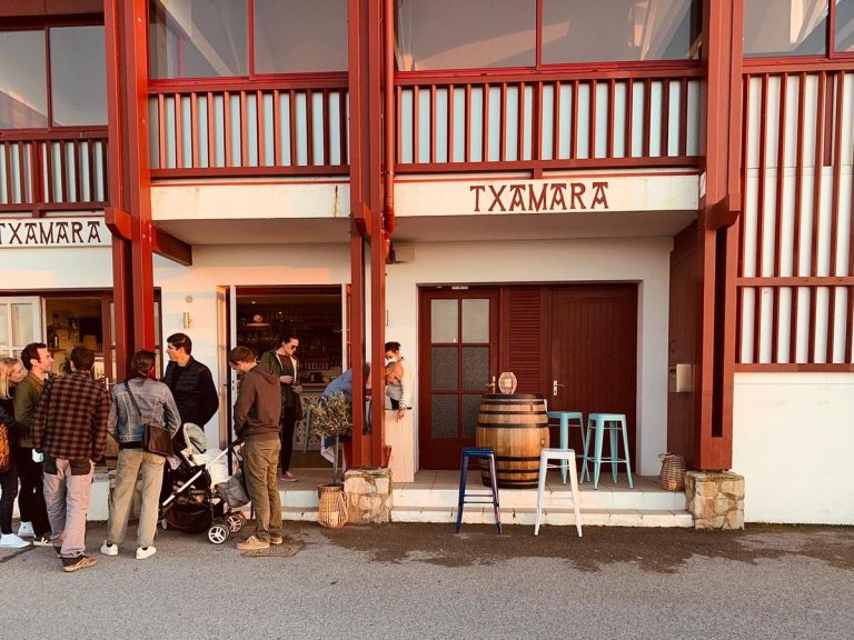 Le Txamara : Quand la Gastronomie Basque Flirte avec l’Incohérence Économique