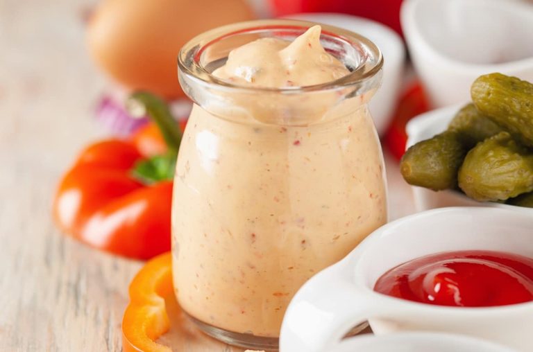 La sauce cocktail : un symbole de la décadence culinaire