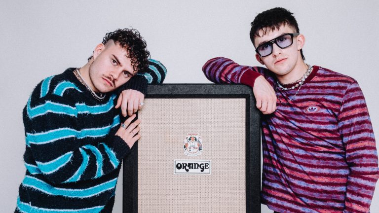 Fireclub, groupe marseillais, présente son style composite et son identité sans limite.