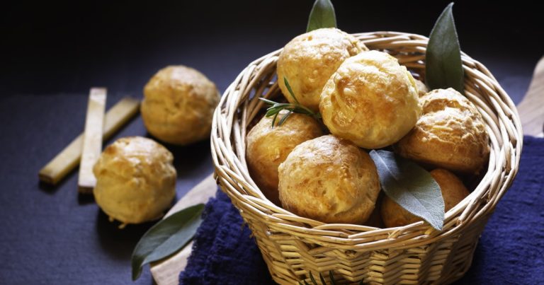 Gougères au comté : le délice caché derrière le vernis du luxe
