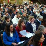 À Carpentras, la messe Chrismale attire les foules : un symbole de l'absurde conservateur en action !