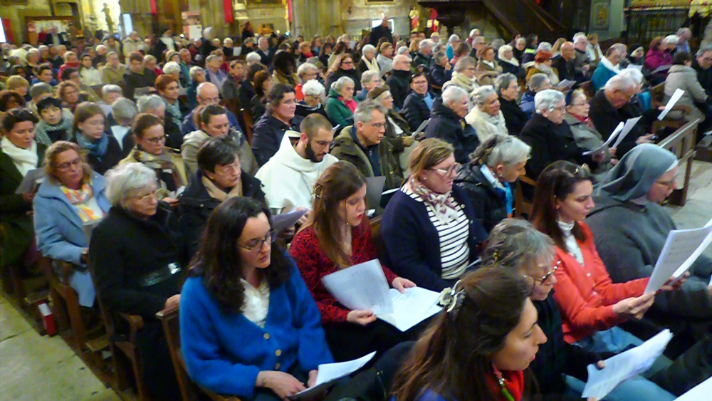 À Carpentras, la messe Chrismale attire les foules : un symbole de l'absurde conservateur en action !