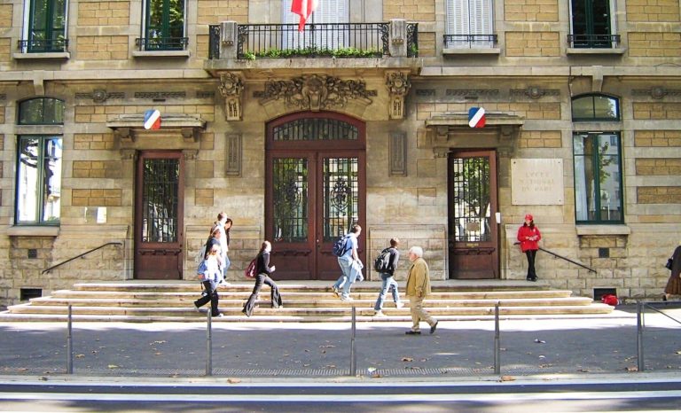 Éducation : Réflexions sur deux parcours scolaires contrastés