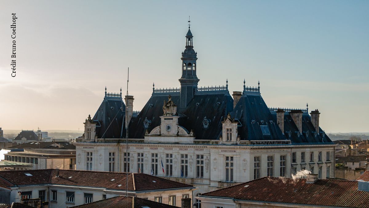 Aliénor d'Aquitaine, Félix Faure et un peintre oublié : l'histoire secrète de cette mairie des Deux-Sèvres