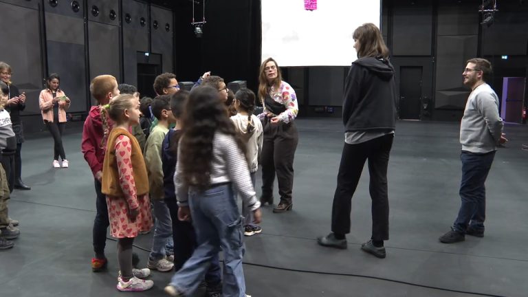 Quand l&rsquo;éducation se transforme en spectacle : la Maison de la Culture de Bourges à la croisée des chemins