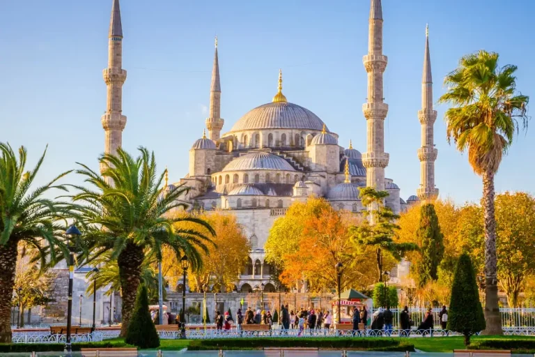 La Mosquée Bleue : Symbole d’un Passé Glorieux ou d’un Présent Troublé ?