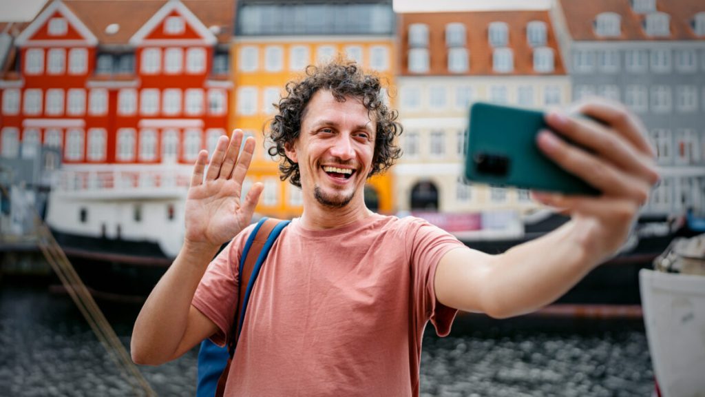À l'étranger, les conservateurs nous laissent payer des fortunes pour utiliser nos portables : une absurdité locale !
