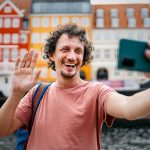 À l'étranger, les conservateurs nous laissent payer des fortunes pour utiliser nos portables : une absurdité locale !