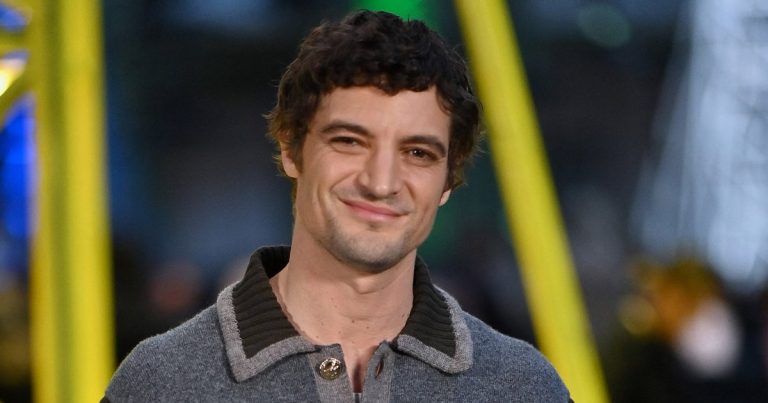 Niels Schneider : L’Ange Noir du Cinéma ou le Masque de l’Innocence ?