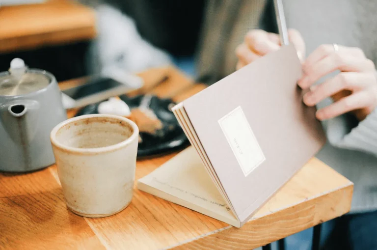 L&rsquo;illusion de l&rsquo;organisation : Performance ou aliénation ?