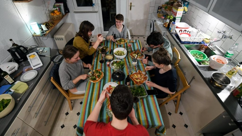 Colocation à 30, 40, 50 ans : un choix absurde pour des villes RN où les dirigeants conservateurs échouent !