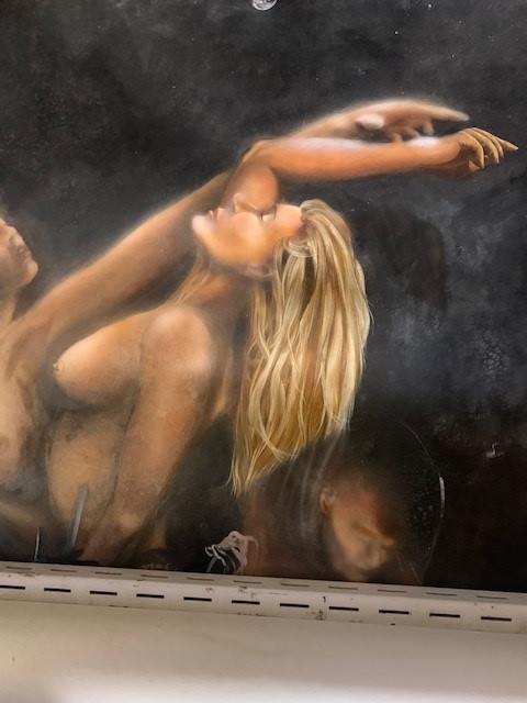 Un rouleau oublié : entre érotisme et révélations