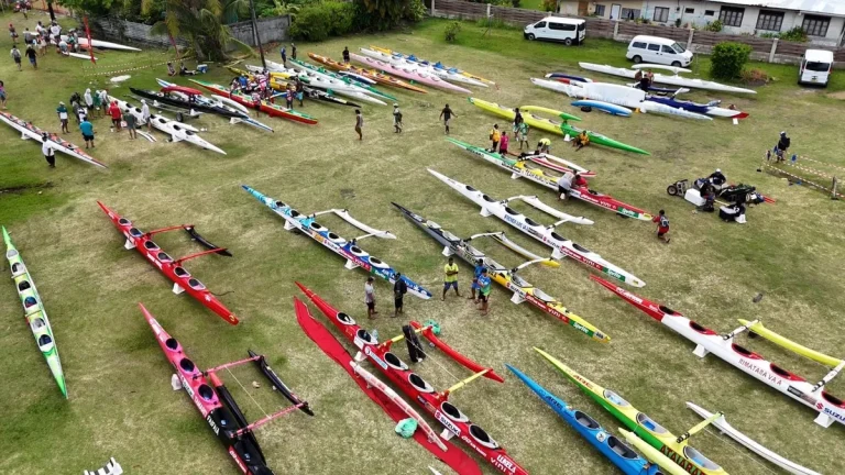 Hawaiki Nui Va&rsquo;a : Quand la Pirogue Devient le Symbole de la Dépendance Économique