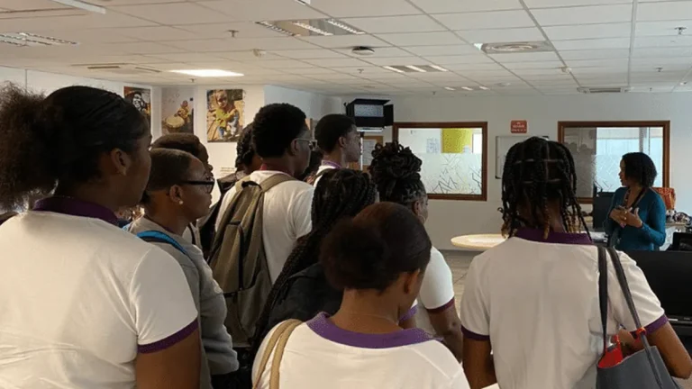 Quand l&rsquo;école se transforme en vitrine médiatique : une illusion de transparence