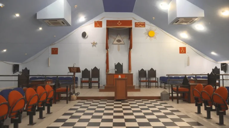 Le Grand Maître et ses Mystères : Quand la Franc-Maçonnerie Ouvre ses Portes