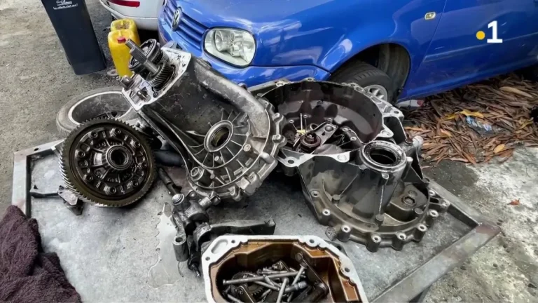 Vieux-Bourg Les Abymes : Le Garage de Patrick Averne, un Havre de Savoir au Milieu du Chaos