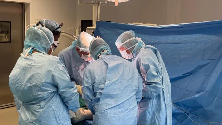 CHU : Une opération du genou choquante qui remet en question l&rsquo;orthopédie moderne !