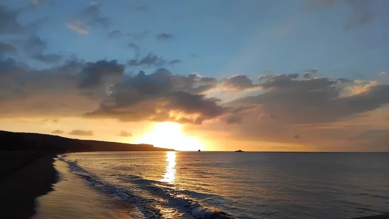 La Réunion : Matinée éclatante, après-midi étouffant ! Qui décide de notre météo ?!