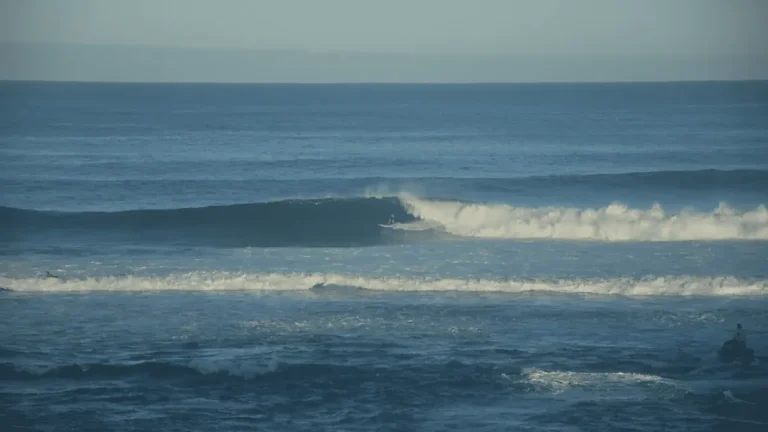 Quand le surf devient un jeu d&rsquo;échecs : Kauli Vaast et l&rsquo;ironie du jugement